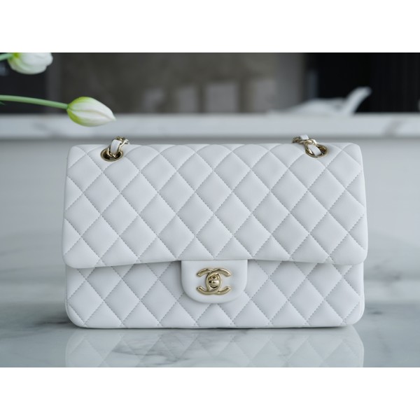 𝐂𝐇𝐀𝐍𝐄𝐋 Classic Flap Italy 🇮🇹 The 𝗚𝗥" Original Lambskin 🐑 Classic Flap Bag Medium White 👰