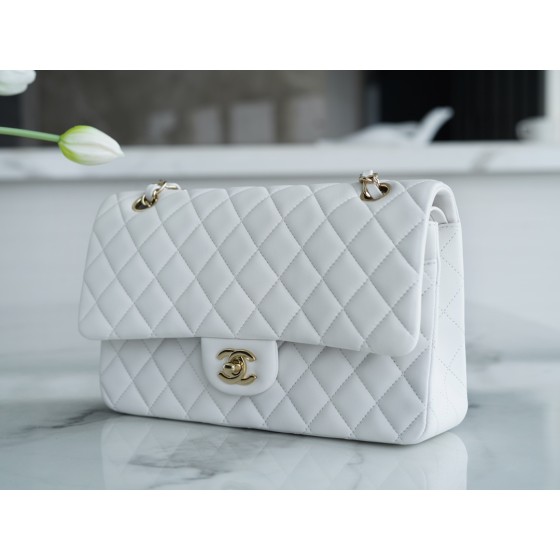 𝐂𝐇𝐀𝐍𝐄𝐋 Classic Flap Italy 🇮🇹 The 𝗚𝗥" Original Lambskin 🐑 Classic Flap Bag Medium White 👰