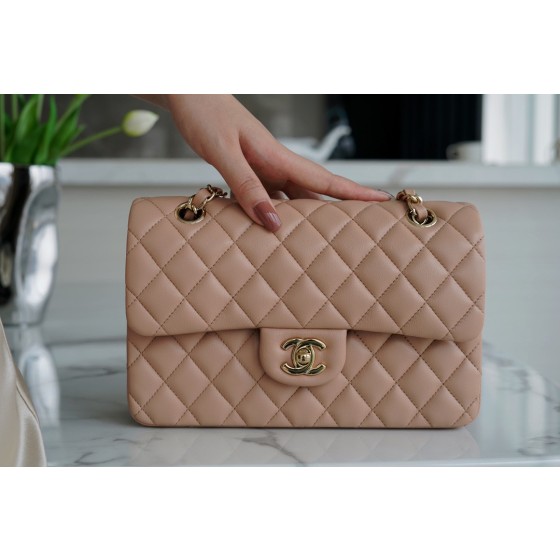 𝐂𝐇𝐀𝐍𝐄𝐋 Classic Flap Italy 🇮🇹 The 𝗚𝗥" Original Lambskin 🐑 Classic Mouth Flap Bag Small Milk Tea Apricot 🔆