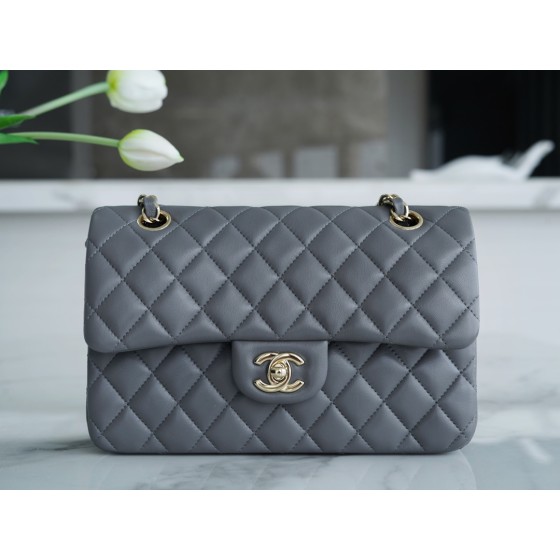 𝐂𝐇𝐀𝐍𝐄𝐋 Classic Flap Italy 🇮🇹 "𝗚𝗥" Original Lambskin 🐑 Classic Mouth Flap Bag Small 🔆 Dark Grey