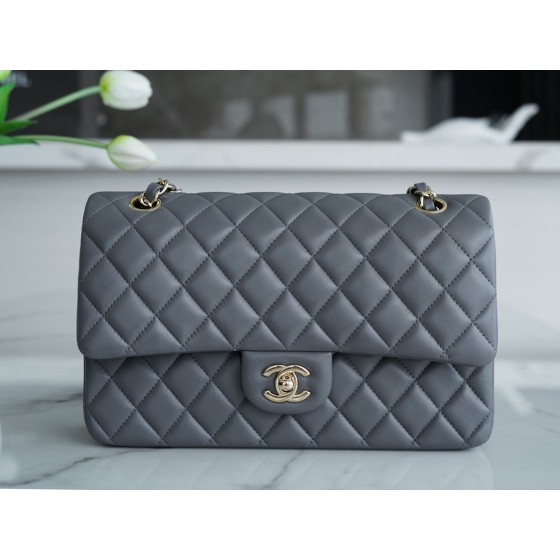 𝐂𝐇𝐀𝐍𝐄𝐋 Classic Flap Italy 🇮🇹 The 𝗚𝗥" Original Lambskin 🐑 Classic Flap Bag Medium 🧸 Dark Grey