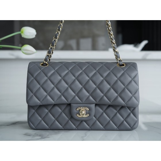𝐂𝐇𝐀𝐍𝐄𝐋 Classic Flap Italy 🇮🇹 The 𝗚𝗥" Original Lambskin 🐑 Classic Flap Bag Medium 🧸 Dark Grey