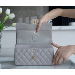 𝐂𝐇𝐀𝐍𝐄𝐋 Classic Flap France 🇫🇷 𝐇𝐚𝐚𝐬Original Caviar 🐂Water Fetal Calf Small 🐘Light Gray