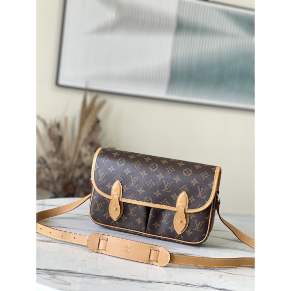 𝐋𝐎𝐔𝐈𝐒 𝐕𝐔𝐈𝐓𝐓𝐎𝐍    M42247