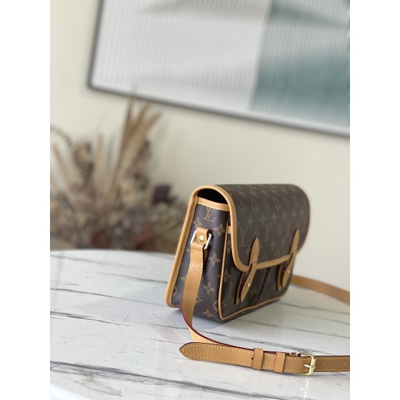 𝐋𝐎𝐔𝐈𝐒 𝐕𝐔𝐈𝐓𝐓𝐎𝐍    M42247