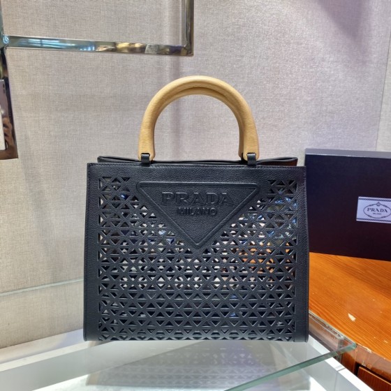 𝐏𝐑𝐀𝐃𝐀 Skeleton tote bag 1BG405