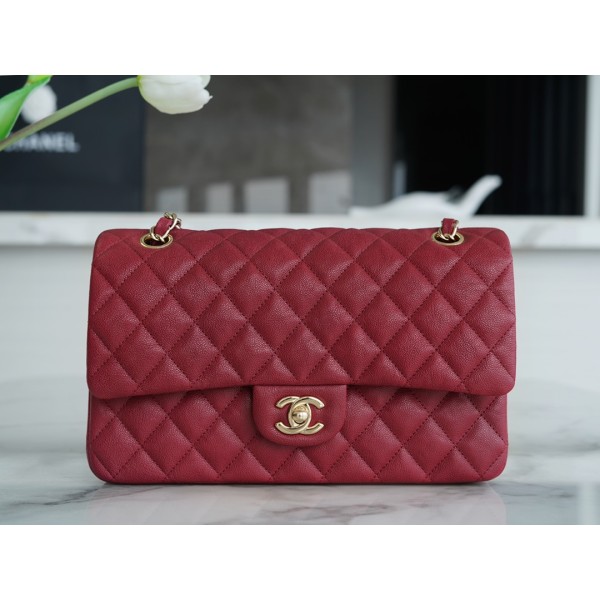 𝐂𝐇𝐀𝐍𝐄𝐋 Classic Flap washed cowhide is made from the most delicate newborn calves Washed fetal cow Medium Bordeaux burgundy