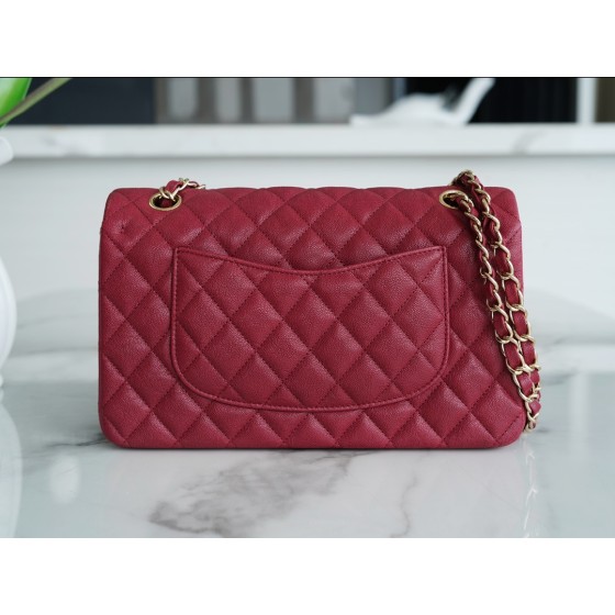 𝐂𝐇𝐀𝐍𝐄𝐋 Classic Flap washed cowhide is made from the most delicate newborn calves Washed fetal cow Medium Bordeaux burgundy