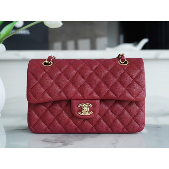 𝐂𝐇𝐀𝐍𝐄𝐋 Classic Flap washed cowhide is made from the most delicate newborn calves washed fetal cow small Bordeaux wine red