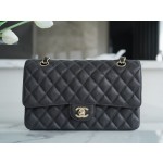 𝐂𝐇𝐀𝐍𝐄𝐋 Classic Flap washed cowhide is made from the most delicate newborn calves Washed fetal cow Medium 🤎 Coffee