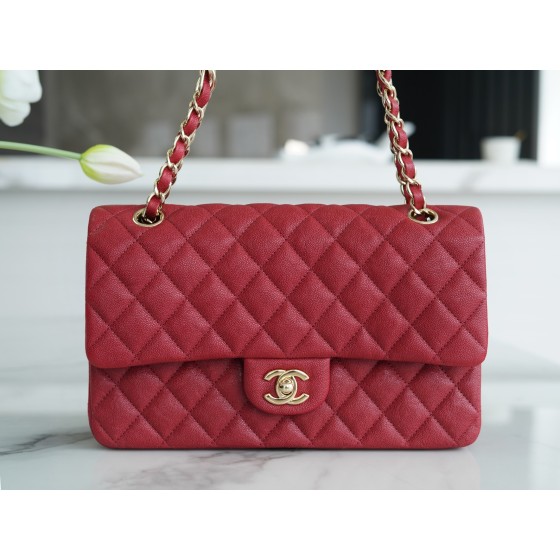 𝐂𝐇𝐀𝐍𝐄𝐋 Classic Flap washed cowhide is made from the most delicate newborn calves Washed fetal cow Medium Burgundy