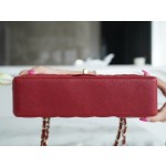 𝐂𝐇𝐀𝐍𝐄𝐋 Classic Flap washed cowhide is made from the most delicate newborn calves Washed fetal cow Medium Burgundy