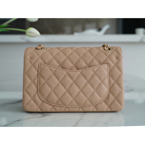 𝐂𝐇𝐀𝐍𝐄𝐋 Classic Flap washed cowhide is made from the most delicate calves just born Washed fetal cow small Khaki 🍂