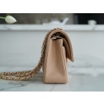 𝐂𝐇𝐀𝐍𝐄𝐋 Classic Flap washed cowhide is made from the most delicate calves just born Washed fetal cow small Khaki 🍂