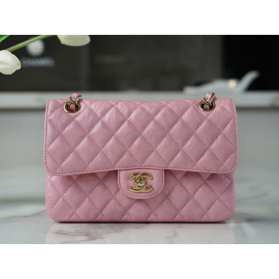 𝐂𝐇𝐀𝐍𝐄𝐋 Classic Flap washed cowhide is made from the most delicate newborn calf Washed fetal cow Jr. pearlescent powder 🌸