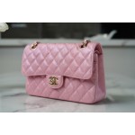 𝐂𝐇𝐀𝐍𝐄𝐋 Classic Flap washed cowhide is made from the most delicate newborn calf Washed fetal cow Jr. pearlescent powder 🌸