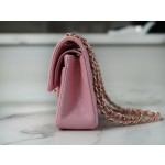 𝐂𝐇𝐀𝐍𝐄𝐋 Classic Flap washed cowhide is made from the most delicate newborn calf Washed fetal cow Jr. pearlescent powder 🌸