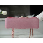 𝐂𝐇𝐀𝐍𝐄𝐋 Classic Flap washed cowhide is made from the most delicate newborn calf Washed fetal cow Jr. pearlescent powder 🌸