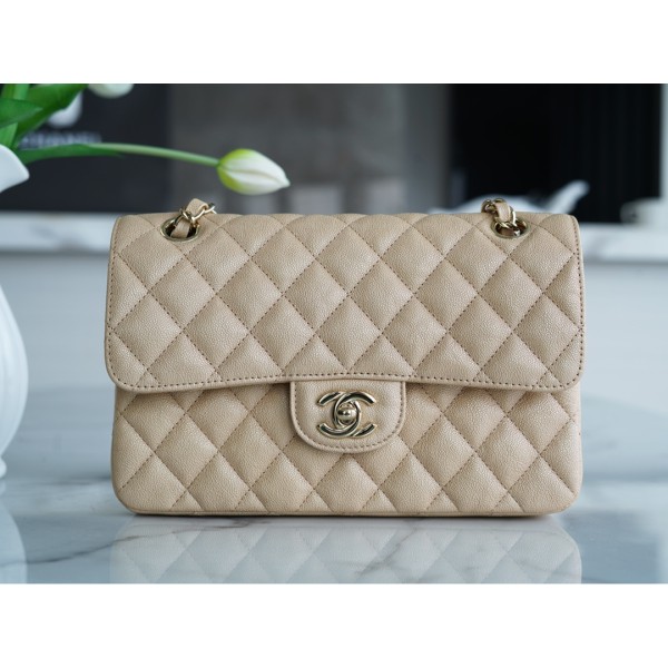 𝐂𝐇𝐀𝐍𝐄𝐋 Classic Flap washed cowhide is made from the most delicate newborn calf Washed fetal cow Small Champagne apricot 🥂