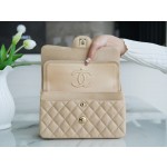 𝐂𝐇𝐀𝐍𝐄𝐋 Classic Flap washed cowhide is made from the most delicate newborn calf Washed fetal cow Small Champagne apricot 🥂