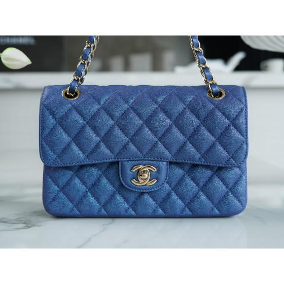 𝐂𝐇𝐀𝐍𝐄𝐋 Classic Flap washed cowhide is made from the most delicate newborn calf Washed fetal cow Small Champagne apricot 🥂