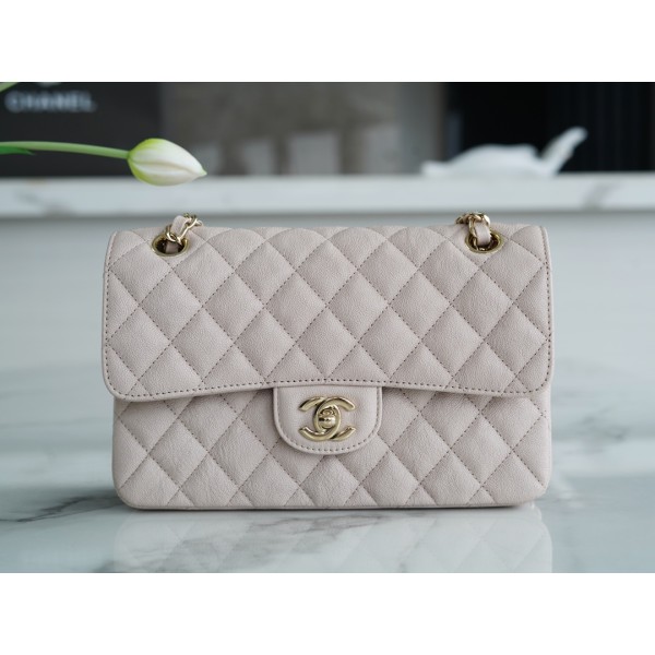 𝐂𝐇𝐀𝐍𝐄𝐋 Classic Flap washed cowhide is made from the most delicate newborn calves washed fetal cow small light apricot