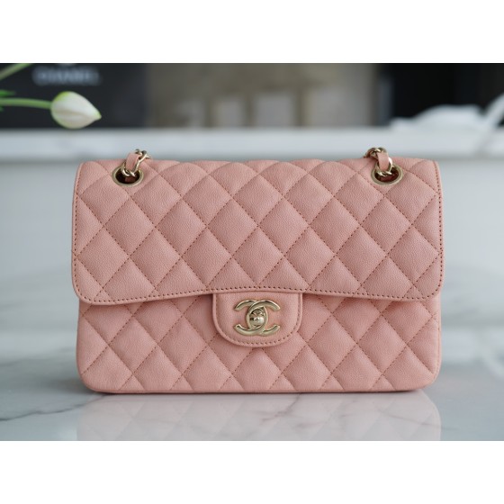 𝐂𝐇𝐀𝐍𝐄𝐋 Classic Flap washed cowhide is made from the most delicate calves just born Washed fetal cow Small Coral Pink🦩