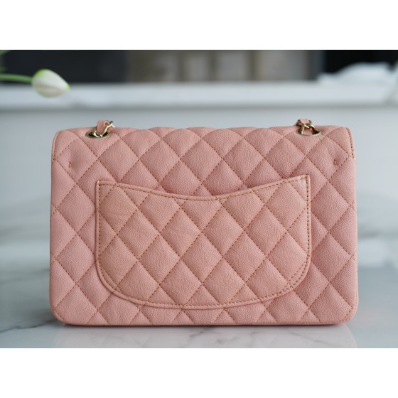 𝐂𝐇𝐀𝐍𝐄𝐋 Classic Flap washed cowhide is made from the most delicate calves just born Washed fetal cow Small Coral Pink🦩