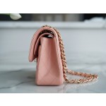 𝐂𝐇𝐀𝐍𝐄𝐋 Classic Flap washed cowhide is made from the most delicate calves just born Washed fetal cow Small Coral Pink🦩