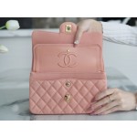 𝐂𝐇𝐀𝐍𝐄𝐋 Classic Flap washed cowhide is made from the most delicate calves just born Washed fetal cow Small Coral Pink🦩