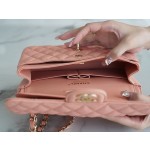 𝐂𝐇𝐀𝐍𝐄𝐋 Classic Flap washed cowhide is made from the most delicate calves just born Washed fetal cow Small Coral Pink🦩