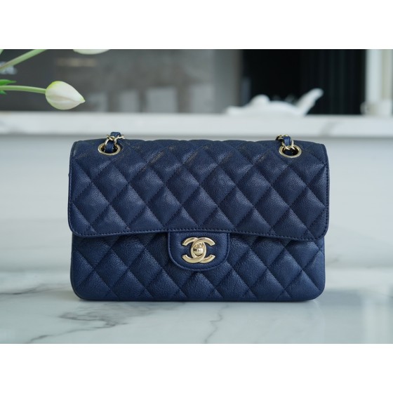 𝐂𝐇𝐀𝐍𝐄𝐋 Classic Flap washed cowhide is made from the most delicate calves just born Washed fetal cow Small Starsky Blue💙