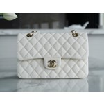 𝐂𝐇𝐀𝐍𝐄𝐋 Classic Flap washed cowhide is made from the most delicate newborn calves washed fetal calf small milkshake white🍦