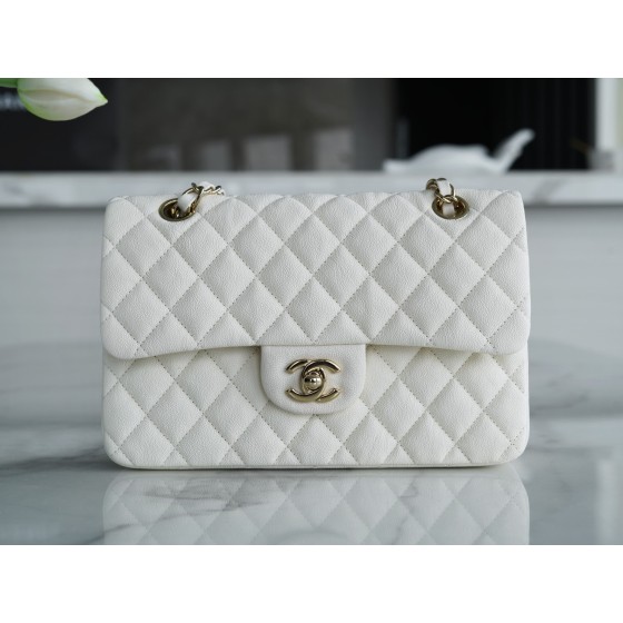 𝐂𝐇𝐀𝐍𝐄𝐋 Classic Flap washed cowhide is made from the most delicate newborn calves washed fetal calf small milkshake white🍦