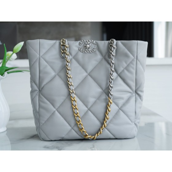 𝗖𝗛𝗔𝗡𝗘𝗟 𝟮𝟮𝗕 19𝑩𝑨𝑮 𝑻𝒐𝒕𝒆 Italy 🇮🇹 Level 1 [Box] Lambskin 🐑 Genuine Leather Light Grey Silver