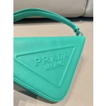 𝐏𝐑𝐀𝐃𝐀 Triangular bag 1NQ043