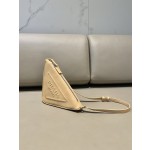 𝐏𝐑𝐀𝐃𝐀 Triangular bag 1NQ043