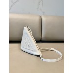 𝐏𝐑𝐀𝐃𝐀 Triangular bag 1NQ043