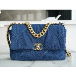 𝗖𝗛𝗔𝗡𝗘𝗟 ❶❾ 𝗕𝗔𝗚 Original denim fabric series ❥ Washed vintage process ❥ Medium ❥ Denim blue 🧢