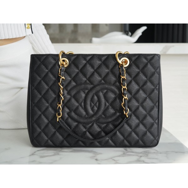 𝐂𝐇𝐀𝐍𝐄𝐋 Classic of 𝑮𝒓𝒂𝒏𝒅 𝑺𝒉𝒐𝒑𝒑𝒊𝒏𝒈 𝑻𝒐𝒕𝒆 (short for ɢsᴛ) 🅶🆂🆃 ✦ Shopping Bag Caviar Black Gold