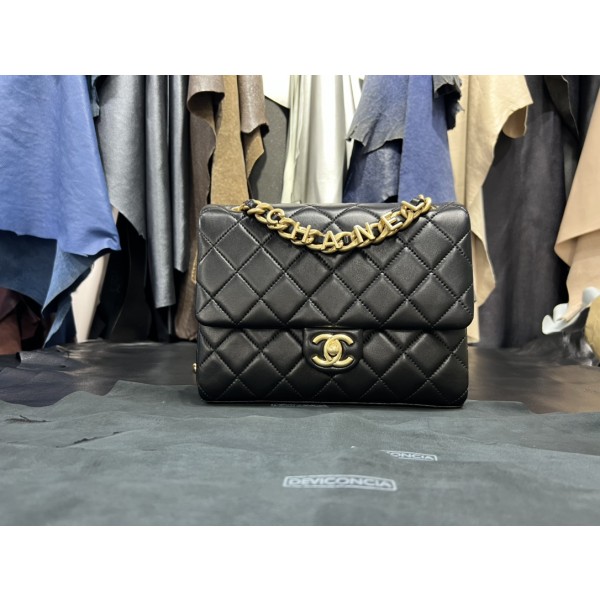 𝗖𝗛𝗔𝗡𝗘𝗟✦ 23p Letter Chain Mouth Flap Bag Genuine Leather