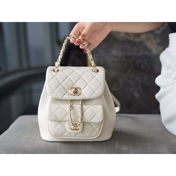 𝗖𝗛𝗔𝗘𝗡𝗟✦ 22𝗖 𝗗𝘂𝗺𝗮 duffel bag 🤍 milkshake white