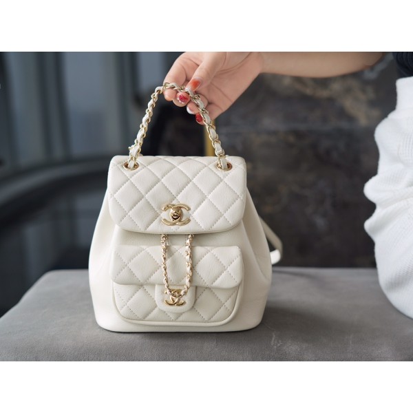 𝗖𝗛𝗔𝗘𝗡𝗟✦ 22𝗖 𝗗𝘂𝗺𝗮 duffel bag 🤍 milkshake white