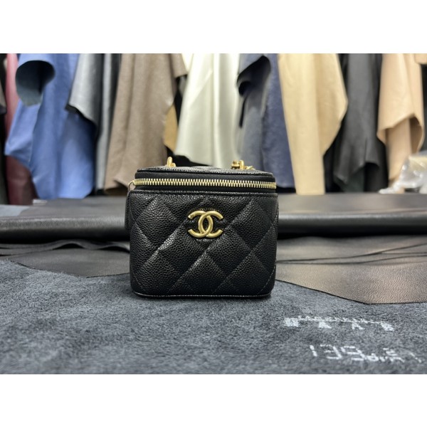 𝗖𝗛𝗔𝗡𝗘𝗟✦  23p love chain small box ❤️ genuine leather