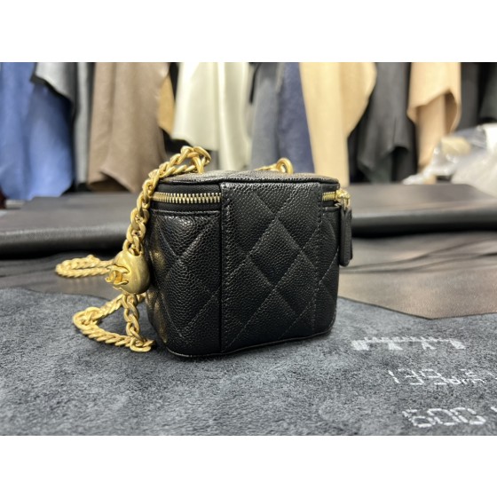 𝗖𝗛𝗔𝗡𝗘𝗟✦  23p love chain small box ❤️ genuine leather