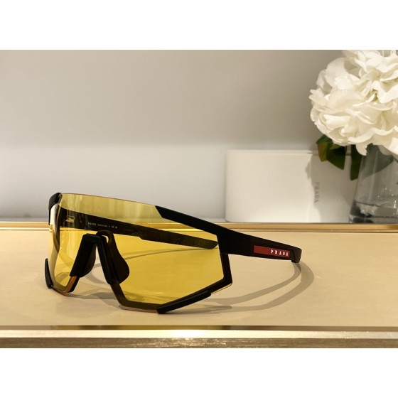Prada Model SPS04W