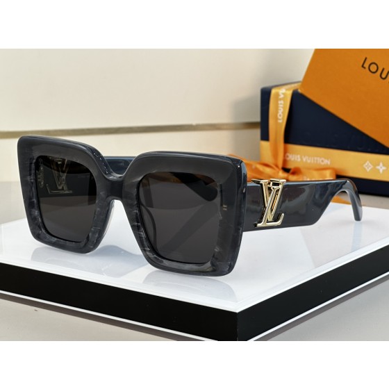 LOUIS VUITTON Z2302U