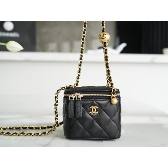 𝗖𝗛𝗔𝗡𝗘𝗟✦ Metal ball series Genuine leather Inside cloth renewed cowhide with built-in small mirror 𝟐𝟐𝐛 New small box