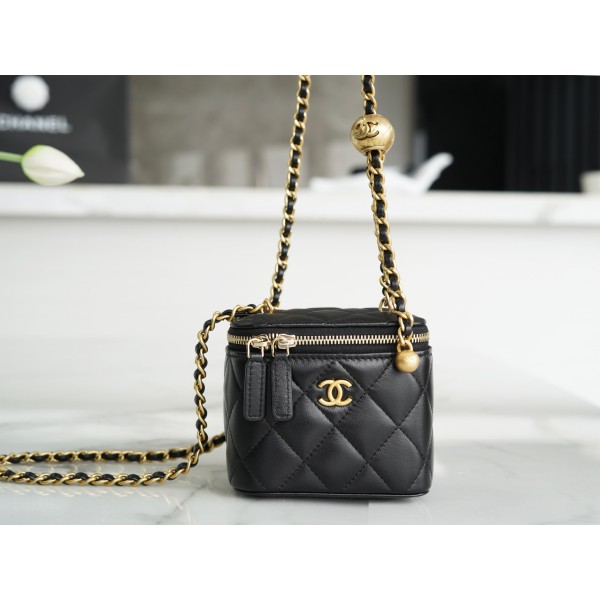 𝗖𝗛𝗔𝗡𝗘𝗟✦ Metal ball series Genuine leather Inside cloth renewed cowhide with built-in small mirror 𝟐𝟐𝐛 New small box