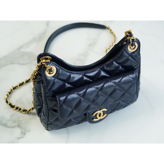 𝗖𝗛𝗔𝗡𝗘𝗟✦23𝑪 Early Spring Resort Collection Bright crinkled calfskin and gold metal Wave bag Medium Navy 🌊
